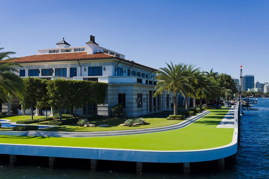 Beautiful maintained lawn by Complete Landscaping & Maintenance